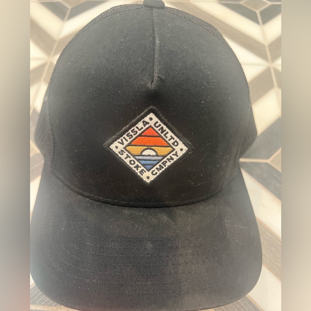 Vissla Men’s black mesh style trucker hat. One size. Needs cleaning.